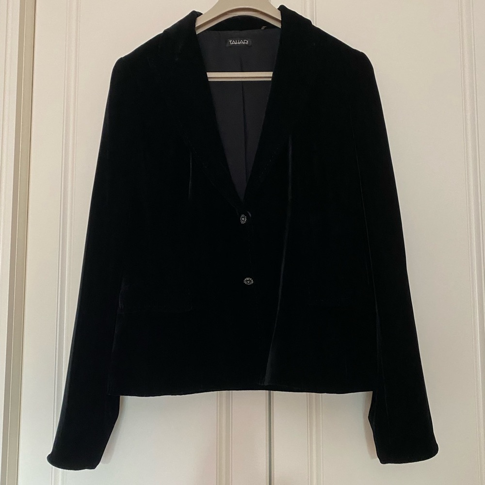TAHARI BLACK SINGLE BREASTED VELVET JACKET Sz L .
